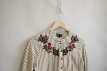 Load image into Gallery viewer, Floral Necked Kuress
