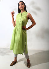 Load image into Gallery viewer, Sleeveless Pleated Tunic
